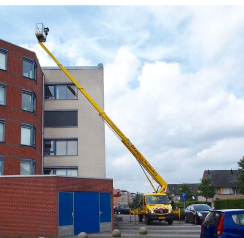 29 meter autohoogwerker in actie