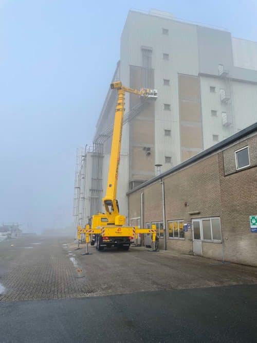 Vrachtwagenhoogwerker 51 meter foto 3 - Kamphuis Hoogwerkers
